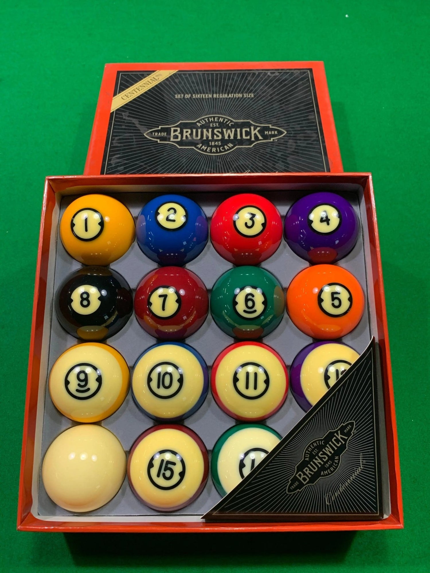 BRUNSWICK 2 1/4 Centennial Pocket Kelly Pool Set - Q-Masters
